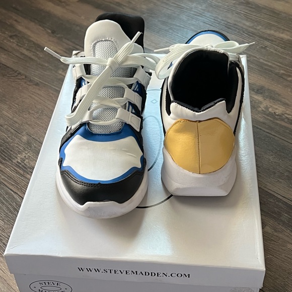 Steve Madden size 6 sneaker - Picture 2 of 2